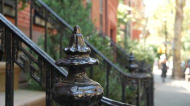New York City konak binası, Brooklyn Heights yerleşim bölgesi, ABD. Brownstone şehir mimarisi, bağlı ev. Amerika Birleşik Devletleri emlak, Amerikan mülkü, New York 'ta apartmanlar ve evler.