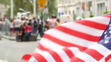 New York City Suçlama Boğa, Wall Street Borsa sembolü ABD. Aşağı Manhattan Merkez Finans Bölgesi, Birleşik Devletler. Broadway caddesinde Amerikan Bayrağı. Odaklanamayan turistler. Yer imi.