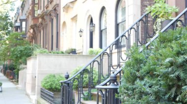 New York City konak binası, Brooklyn Heights yerleşim bölgesi, ABD. Brownstone şehir mimarisi, bağlı ev. Amerika Birleşik Devletleri emlak, Amerikan mülkü, New York 'ta apartmanlar ve evler.