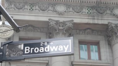 Broadway caddesi tabelası, Manhattan şehir merkezi finans bölgesi mimarisi, New York köşesi. Trafik levhası. Kahramanlar Kanyonu.