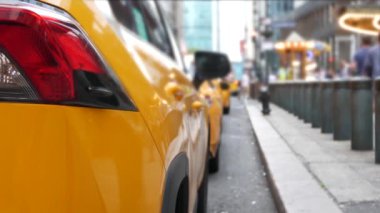 New York Şehri Grand Central Terminal İstasyonu, 42. Sokak. Manhattan Midtown 'da. Sarı taksi durağı, Pershing Square, NYC, ABD 'de araba nakliyesi. Amerikan şehir trafiği, yayalar.