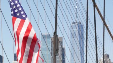 Brooklyn Köprüsü 'nde bayrak, Manhattan şehir merkezi, New York City silueti, finans bölgesi şehir manzarası. Dünya Ticaret Merkezi gökdeleni. Amerika Birleşik Devletleri bağımsızlığın vatansever sembolü. Köprü kablosu