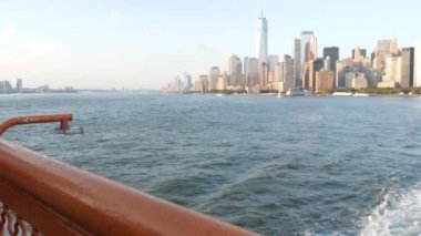 New York City feribottan Staten Island 'a ufuk çizgisi. Manhattan şehir merkezinde. Feribottan Dünya Ticaret Merkezi gökdelenine. Nehir kıyısı günbatımı manzarası, nehir kenarındaki binalar, Fidi, ABD