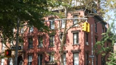 New York City konak binası, Brooklyn Heights yerleşim bölgesi, ABD. Brownstone şehir mimarisi, bağlı ev. Amerika Birleşik Devletleri emlak, Amerikan mülkü, New York 'ta apartmanlar ve evler.