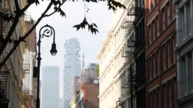 Broadway caddesi yakınlarındaki New York City Manhattan Soho moda bölgesi. Amerikan şehir binası cephesi, eski Amerikan mimarisi. New York, Amerika 'dan alışveriş. İş ve emlak işleri. Fener.