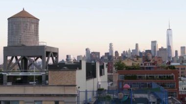 New York City Manhattan şehir merkezi siluet şehir manzarası. Chelsea, Midtown 'dan mali bölge çatı manzarası. Binanın çatıları. Kentsel mimari, Birleşik Devletler. Dünya Ticaret Merkezi ve Su Kulesi Tankı.