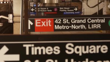 New York metro istasyonu içi, yeraltı metro platformu. Birleşik Devletler metro taşımacılığı. Demiryolu merkezi, yolcu trafiği kavşağı. Times Meydanı, Grand Central, 42. Cadde 'de mesaj var.