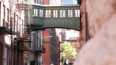 New York City Staple Caddesi, Skybridge. Antika endüstriyel mimari, kırmızı tuğla bina. Amerika 'nın tarihi fıçısı Manhattan' daki gökyüzü köprüsünü yükseltti. Yangın merdiveni.