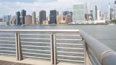 New York şehri kıyısı silueti, Manhattan şehir merkezi binaları, nehir kıyısındaki gökdelenler, doğu nehri suyu. Liman kenti manzarası, Gantry Plaza Park, Long Island, Queens. Birleşik Devletler mimarisi.