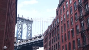 Dumbo, Brooklyn 'deki New York City Manhattan Köprüsü. Washington Caddesi 'nde Water Caddesi' nin yanındaki kırmızı tuğladan bina. Klasik NYC endüstriyel mimarisi. İkonik Birleşik Devletler turizm simgesi. ABD 'ye Seyahat.