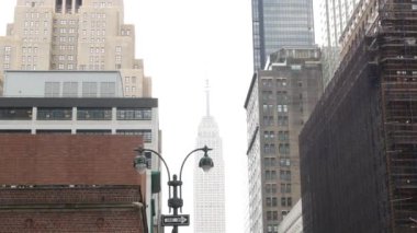 New York City Manhattan Midtown 34 sokak mimarisi. Empire State binası, ABD 'de ikonik gökdelen. Amerikan şehir manzarası, ünlü NYC kulesi, Birleşik Devletler. 9. caddenin köşesindeki fener.