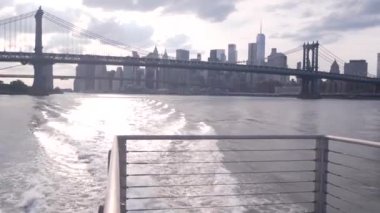 Feribot ile New York City şehir merkezinin silueti. Manhattan ve Brooklyn köprüsü. Feribottan Dünya Ticaret Merkezi gökdelenine. Doğu nehri kıyısı manzarası, nehir kenarındaki binalar, ABD.