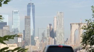 Arabalar Manhattan 'dan Dumbo' ya Brooklyn Köprüsü 'nde. New York City silueti, finans bölgesi şehir manzarası. Amerikan yol trafiği, insanlar, mimari. Dünya Ticaret Merkezi gökdeleni. ABD 'ye Seyahat.