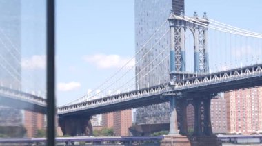 New York City Manhattan Köprüsü, Brooklyn kıyısı, Birleşik Devletler. Dumbo nehri kıyısı, doğu nehri. ABD seyahat rotası. Kablolu yayın köprüsü, nehir kenarı parkı, konut binaları.