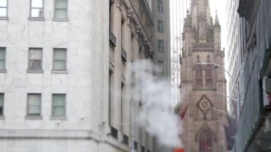 New York Şehri Birleşik Devletleri. Aşağı Manhattan Mali Bölgesi Şehir Mimarisi. Amerikan Bayrağı, Trinity Kilisesi. Wall Street Borsası binası, ABD Borsası. Sıcak buhar bacası