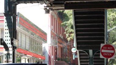 New York metrosu, metropol köprüsü, caddenin üstündeki metro yolu. Demiryolu taşımacılığı. Demiryolu hattı. Eski kafe, restoran. Court Square, Long Island City, Queens, ABD