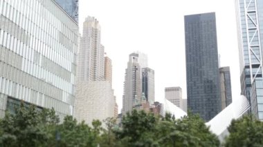 New York City Aşağı Manhattan Finansal Bölge sokak mimarisi, Birleşik Devletler. Bir Dünya Ticaret Merkezi gökdelen binası, ABD. Amerikan şehir parkı. Özgürlük Kulesi 'nin yanındaki 911 Anıt Havuzları.