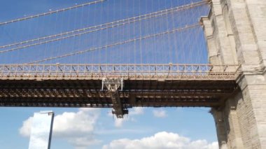 New York City Manhattan şehir merkezi silueti, finans bölgesi deniz manzarası. Doğu nehri, Brooklyn Köprüsü yakınlarındaki Dumbo iskelesinde. Dünya Ticaret Merkezi gökdeleni. İkonik nehir manzarası, korkuluk işareti.