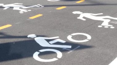 Bisiklet şeridi asfalt levhası, New York. Bisiklet yolu, bisikletçiler için bisiklet yolu, Manhattan. Patenler ve patenler için harika bir yol. Eğlence amaçlı spor etkinliği altyapısı, motosiklet bisikleti, ABD.