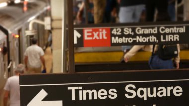 New York metro istasyonu içi, yeraltı metro platformu. Birleşik Devletler metro taşımacılığı. Yolcu treni trafiği. Mesaj işareti Times Meydanı, Grand Central, 42. İnsanlar ve eğitim.