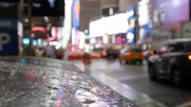 New York City Times Meydanı, Manhattan Midtown Broadway Caddesi, ABD. Islak Amerikan şehir yolu, sonbahar yağmurlu günü, trafik dağıldı. İnsanlar yayalar. Reklam tabelaları, reklam panoları.
