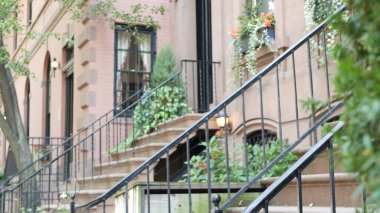 New York City konak binası, Brooklyn Heights yerleşim bölgesi, ABD. Brownstone şehir mimarisi, bağlı ev. Amerika Birleşik Devletleri emlak, Amerikan mülkü, New York 'ta apartmanlar ve evler.