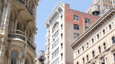 New York City Broadway, Manhattan şehir merkezi klasik bina köşe mimarisi. Şehir dışındaki konutlar. ABD 'de gayrimenkul. Tipik tuğla cephesi. Çatıdaki su kulesi, çatıdaki tank..