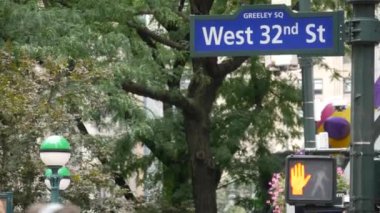 New York City kavşağı, Manhattan Broadway sokak kavşağı tabelası. Şehir merkezi, Greeley, Herald Square, Amerika Birleşik Devletleri. NYC metro küresi, metro girişi küre lambası, trafik ışığı, yol işareti..