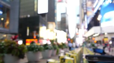 New York City Times Meydanı, Manhattan Midtown Broadway Caddesi, ABD. Amerikan NYC şehir hayatı. Yayaların dikkatini dağıttı. Reklam tabelaları, ticari reklamlar, parlayan reklam panoları..