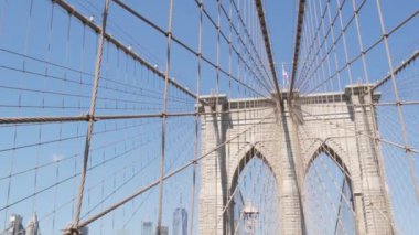 Brooklyn Köprüsü 'nden Manhattan' a, kablolar ve mavi gökyüzü. New York 'un simgesel sembolü, ABD' nin seyahat hedefi. Amerika Birleşik Devletleri 'nin mimarisi, turist simgesi. Ünlü kablolu yayın köprüsü.