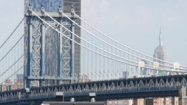 Brooklyn Köprüsü manzaralı New York City Manhattan Köprüsü. Şehir merkezindeki Empire State binası. ABD seyahat simgesi, New York silueti şehir manzarası. İkonik mimari kablolardan. Amerika Birleşik Devletleri 'ni Ziyaret Et.