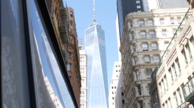 New York City Aşağı Manhattan, Downtown Finans Bölgesi mimarisi, Birleşik Devletler. Bir Dünya Ticaret Merkezi gökdelen binası, Fulton Caddesi, ABD. Amerikan şehir manzarası. New York 'taki WTC Özgürlük Kulesi.