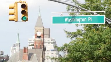 New York caddesi. Manhattan Greenwich Köyü simgesi, Birleşik Devletler. Jefferson Market Kütüphanesi mimarisi, Adliye Binası saat kulesi, 6. Amerika Bulvarı, ABD. Washington PI yol tabelası