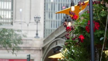 New York Şehri Grand Central Terminal İstasyonu, 42. Sokak. Manhattan Midtown 'da. Pershing Meydanı 'ndaki Köprü, NYC, ABD. Amerikan şehir sahnesi, Birleşik Devletler. Ampul çelengi, şemsiyeler ve çiçekler..