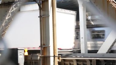 New York City Manhattan Köprüsü 'nden Brooklyn Dumbo' ya. Yaya yolundan gelen Amerikan metro treni. Birleşik Devletler demiryolu taşımacılığı. ABD 'de demiryolu trafiği ve mimarisi.