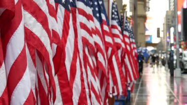 New York, sıra sıra Amerikan bayrakları. Broadway Times Meydanı yakınlarındaki Manhattan şehir merkezi, Rockefeller metrosu. 48. Cadde 'deki insanlar. Özgürlük, demokrasi, özgürlük ve vatanseverliğin sembolü. Yağmurlu 11 Eylül