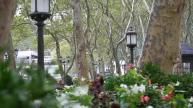 New York, Manhattan Midtown Bryant Parkı 42 sokak ve 5. Cadde köşesi, Birleşik Devletler. Amerika 'da NYC' nin simgesi. Çiçekli yeşillik, ağaçlar ve fener. Sonbahar yağmurlu günü.