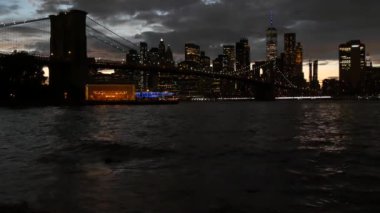 Brooklyn Köprüsü, New York City Manhattan şehir merkezi silueti, Birleşik Devletler. Waterfront Pebble Beach, Dumbo, ABD 'de atlı karınca. Dramatik alacakaranlık. Akşam veya gece gökyüzü. Dünya Ticaret Merkezi.