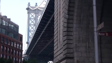 Dumbo, Brooklyn 'deki New York City Manhattan Köprüsü. Water Caddesi 'ndeki kemer yolu, Adams Caddesi kemeri. Klasik endüstriyel NYC mimarisi. Bit pazarı. İkonik Birleşik Devletler turizm simgesi. ABD 'ye Seyahat