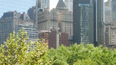 New York City Aşağı Manhattan, Downtown Finans Bölgesi mimarisi, Birleşik Devletler. Yüksek gökdelenler, konutlar ve ofis binaları, ABD. Amerikan şehir sokağı, emlak, New York 'ta emlak..