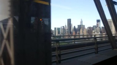 New York City Queensboro köprüsü Manhattan 'dan Queens' e. Kirli otobüs penceresinden kamera sallamak. Şehir merkezi toplu taşıma trafiği. Roosevelt Adası, Amerika Birleşik Devletleri. Chrysler, WTC, Empire State Binası.