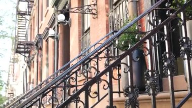 New York City konak binası, Brooklyn Heights yerleşim bölgesi, ABD. Brownstone şehir mimarisi, bağlı ev. Amerika Birleşik Devletleri emlak, Amerikan mülkü, New York 'ta apartmanlar ve evler.
