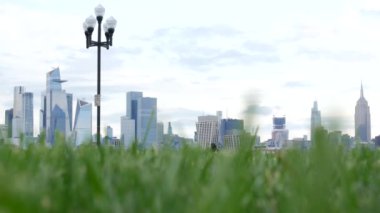New York City rıhtımı, Manhattan Midtown Hudson Yards binaları, nehir manzaralı gökdelenler. Hoboken, New Jersey 'deki Pier A Park' tan rıhtım manzarası. Birleşik Devletler mimarisi, çimenler.