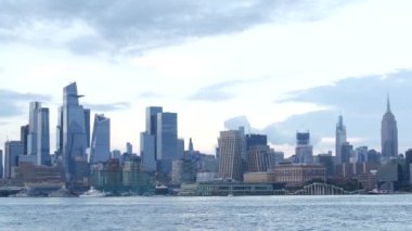 New York City rıhtımı, Manhattan Midtown Hudson Yards binaları, nehir manzaralı gökdelenler. Hoboken, New Jersey 'deki Pier A Park' tan rıhtım manzarası. Birleşik Devletler mimarisi. Hudson Nehri.