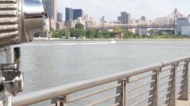 New York City rıhtım silueti, Manhattan Midtown binaları, nehir manzaralı gökdelenler. Rıhtım manzarası, kule manzarası, Gantry Plaza. Long Island, Queens 'te. Birleşik Devletler turizmi. Queensboro Köprüsü.