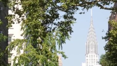 New York City Manhattan Midtown mimarisi. 42 caddedeki Chrysler binası, ABD gökdeleninin simgesi. Meşhur Amerikan Kulesi, New York Birleşik Devletleri. Lexington Bulvarı, Irving St. Gramercy Park Ağaçları