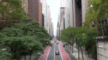 New York Manhattan Midtown mimarisi. Chrysler binası, ikonik gökdelen, 42 sokak, ABD. Amerikan şehir manzarası, ünlü NYC kulesi, Birleşik Devletler. Tudor City Köprüsü 'nden. Ağaçlar