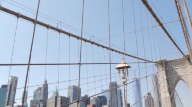 Brooklyn Köprüsü 'nden Manhattan' a, kablolar ve mavi gökyüzü. New York City silueti, finans bölgesi şehir manzarası. Dünya Ticaret Merkezi, ABD seyahat merkezi. Amerika Birleşik Devletleri Mimarisi.