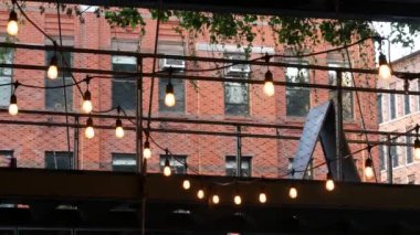 New York City klasik bina mimarisi. Şehir dışındaki konutlar. ABD 'de gayrimenkul. Tipik kırmızı tuğla cephesi. Chelsea 'de yüksek hat sonu, Köfte Bölgesi. Ampul çelengi