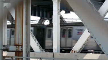 New York City Manhattan Köprüsü 'nden Brooklyn Dumbo' ya. Yaya yolundan gelen Amerikan metro treni. Birleşik Devletler demiryolu taşımacılığı. ABD 'de demiryolu trafiği ve mimarisi.